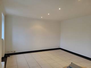 Dit <strong>dakappartement </strong>in het <strong>bruisende Gent</strong> wacht op een nieuwe bewoner om hun thuis te maken. Ontdek het unieke dakappartement in het hartje van Gent, gelegen op de <strong>Vlaanderenstraat</strong>. Dit lichte en ruime appartement op de 4de verdieping biedt een comfortabele en gezellige leefruimte. Er is een lift aanwezig in het gebouw.<br /><br />Bij het betreden van het appartement wordt u verwelkomd in een mooie inkomhal. De <strong>open en lichtrijke</strong> <strong>leefruimte </strong>met <strong>aansluitende keuken</strong> vormt het kloppende hart van dit appartement. De keuken is uitgerust met moderne voorzieningen en biedt de mogelijkheid om alle heerlijke maaltijden te bereiden. Verder beschikt het appartement over een <strong>comfortabele slaapkamer</strong> en<strong> nette badkamer</strong> met douche. Ook een praktische berging is aanwezig, ideaal voor opslag.<br /><br />Het <strong>historisch centrum van Gent</strong>. Hier vind je op elke hoek van de straat iets nieuws om te beleven. Geniet van gezellige avonden in de hippe buurten van Gent. Bovendien zijn er tal van heerlijke eetgelegenheden en winkels in de directe omgeving van het appartement.<br /><br />Huurprijs: € 715 + € 55 algemene onkosten per maand.<br /><br />Belangrijk om te vermelden is dat het appartement beschikt over het Energieprestatiecertificaat (EPC) met een C en een verbruik van 243 kWh/m².<br /><br />Beschikbaar vanaf 1 april 2026<br /><br />Aarzel niet om ons te contacteren voor meer informatie of om een bezichtiging in te plannen.