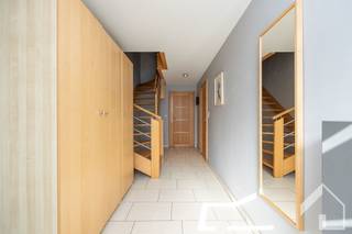 <p><span>Ruime gezinswoning met 5 slaapkamers, leuke tuin, handige dubbele oprit met garage in een rustige enkelrichtingstraat te Ekeren</span></p><p><span> </span></p><p><span>De woning is gelegen nabij het station van Ekeren, bereikbaarheid met openbaar vervoer en via verschillende invalswegen is fantastisch. Het centrum van Ekeren in de nabijheid met winkels en scholen maar ook het Veltwijckpark en natuurdomein "de Oude Landen" liggen in de directe omgeving. Aan ontspanning en natuur geen gebrek.</span></p><p><span> </span></p><p><span>De woning betreden we via de inkomhal met vestiaire. Op de gelijkvloerse verdieping een zeer ruime, praktische garage met daarachter een handige wasplaats/technische ruimte met toegang tot de tuin. Naast gelegen nog een werkplaats/stockage ruimte die kan dienst doen als "kelder". De tuin is mooi groen en zeer diep met achteraan nog een handig tuinhuis. Op de eerste verdieping een gastentoilet en een ruime leefruimte die is opgedeeld in een zithoek en een eethoek. De keuken met alle hedendaags comfort is vernieuwd in 2020  en volledig geörienteerd op de achtergevel met handig terras en een mooi overzicht over de tuin. Grenzend aan de keuken nog een handige bijkeuken.</span></p><p><span>Op de tweede verdieping vinden we twee ruime slaapkamers, een kinderkamer dat ook kan dienst doen als bureel en een badkamer met bad en douche. Op de derde verdieping onder dak vinden we nog 2 extra slaapkamers en een berging. Om  zeker te zijn dat alle ruimte benut is, is er ook nog een bergzolder. </span></p><p><span> </span></p><p><span>Energiezuinig EPC label B</span></p><p><span>Asbestveilig</span></p><p><span>Ruime woning met 5 slaapkamers</span></p><p><span>Zonnepanelen (9) met thuisbatterij</span></p><p><span>Buitenkraan op regenwaterput</span></p><p><span>Een gezinswoning met vele mogelijkheden</span></p><p><span>Geen maatregelen in het Vlaams Handhavingsplatform</span></p><p><span> </span></p><p><span>Op zoek naar een instapklaar, energiezuinige familie woning op een goede locatie? We begeleiden jullie graag tijdens een bezoek.</span></p><p><span>Ook voor een waardebepaling van je eigen woning kan je bij ons terecht.</span></p><p><span> </span></p><p><span>Contacteer immo Matrix-Kolum voor meer info en plan uw bezoek.</span></p><p><span> </span></p><p><span> </span></p><p><span> </span></p>