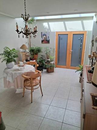 Opbrengsteigendom bestaande uit ruim handelspand met woonst en 3 appartementen in Geel-centrum.<br /><span><br />Gelijkvloers</span>: <br />- handelspand met een totale oppervlakte van +/- 365m² en bestaande uit: winkelruimte (+/- 240m²), atelier (+/- 80m²), magazijn (+/- 30m²), bureel en sanitair. <br />- woning met een bewoonbare oppervlakte van +/- 210m² en bestaande uit: inkomhal, 2 apart toiletten, leefruimte met open haard, keuken, wasplaats met douche, nachthal, 3 slaapkamers waarvan 1 met dressing, badkamer met dubbele lavabo, bad, en toilet), kelder, grote garage (+/- 67m²), terras en mooie tuin. De achterkant van de woning is tevens te bereiken via Velodroomwijk.<br /><br />Het gelijkvloerse gedeelte scoort een EPC-label D.<br /><br /><span>Verdieping</span>:<br />- appartement met een bewoonbare oppervlakte van +/- 60m² bestaande uit: inkomhal, leefruimte met balkonterras, keuken, berging, nachthal, badkamer met wastafel en bad, apart toilet en 1 slaapkamer. <br />- appartement met een bewoonbare oppervlakte van +/- 115m² bestaande uit: inkomhal, leefruimte, keuken, berging, apart toilet, nachthal, badkamer met dubbele wastafel, bad en toilet, 3 slaapkamers en terras.<br />- appartement met een bewoonbare oppervlakte van +/- 62m² bestaande uit: inkomhal, leefruimte, keuken, apart toilet, nachthal, badkamer met wastafel en bad, 1 slaapkamer en terras met berging.<br /><br />De 3 appartementen zijn momenteel verhuurd en hebben EPC-labels A en B.<br /><br />Het gehele gebouw is voorzien van o.a. gasverwarming (deels vloerverwarming) en PVC-ramen met rolluiken, ... en is asbestvrij.<br /><br />Contacteer ons kantoor voor meer info of een bezoek ter plaatse via 0471/605.314 of mail info@immo-b.be!