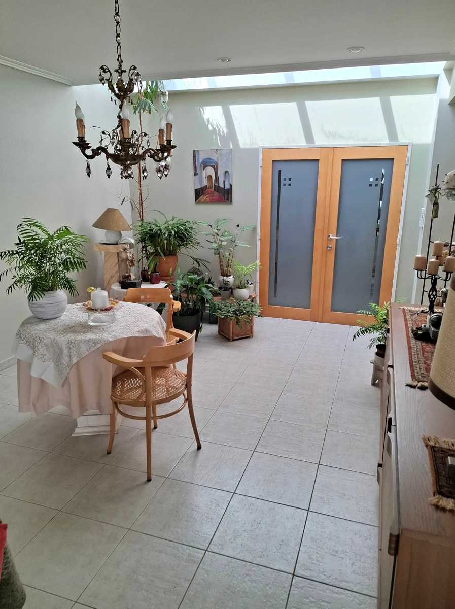 Opbrengsteigendom bestaande uit ruim handelspand met woonst en 3 appartementen - foto 3