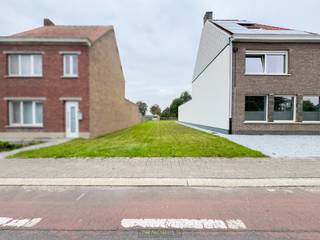 <span><span><strong>1ste bezoekdag zaterdag 22 november van 14u tot 16u! Inschrijven kan via www.nobels.be onder referentienummer 4179913.</strong></span></span><br /><br />RUIME EN INSTAPKLARE HALFOPEN BEBOUWING met TUIN én AANPALEND PERCEEL BOUWGROND (480m²), gelegen te Zwalm. Deze woning werd VOLLEDIG GERENOVEERD met aandacht voor KWALITEIT, ENERGIEZUINIGHEID en HEDENDAAGS WOONCOMFORT, en vormt vandaag de IDEALE GEZINSWONING. Dankzij de ZONNEPANELEN MET THUISBATTERIJ, WARMTEPOMP en VLOERVERWARMING is deze woning KLAAR VOOR DE TOEKOMST en voldoet ze aan de HUIDIGE ENERGIENORMEN. Als EXTRA TROEF wordt het AANPALEND PERCEEL BOUWGROND mee verkocht, wat tal van TOEKOMSTMOGELIJKHEDEN biedt? ideaal voor UITBREIDING of als INVESTERING. Bovendien geniet u van een RUSTIGE maar VLOT BEREIKBARE LOCATIE, in de nabijheid van ALLE VOORZIENINGEN.<br />Op het gelijkvloers betreedt u de inkomhal met gastentoilet, die toegang biedt tot de ruime en lichtrijke woonkamer met open, volledig ingerichte keuken. Verder bevindt zich op dit niveau een praktische berging en een polyvalente ruimte, momenteel ingericht als bureau, ideaal voor thuiswerk of hobby. De 1ste verdieping omvat 2 ruime slaapkamers, een ingerichte badkamer en een dressing. De zolderverdieping biedt plaats aan een 3de slaapkamer, die nog naar eigen smaak kan worden afgewerkt of ingericht.<br />Buitenshuis beschikt de woning over een diepe, groene tuin met zonnig terras, waar u in alle rust kan genieten van het buitenleven. De ruime oprit biedt plaats voor meerdere wagens. <br /><br />Adres: Lindestraat 13, 9630 Zwalm<br /><br />EPC: 114 kWh/m², G-score en P-score: A, Geen renovatieverplichting van toepassing