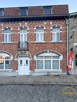 In het hart van Kemmel vinden we deze sfeervolle rijwoning met een prachtige authentieke gevel. De woning ademt charme en karakter, en biedt...