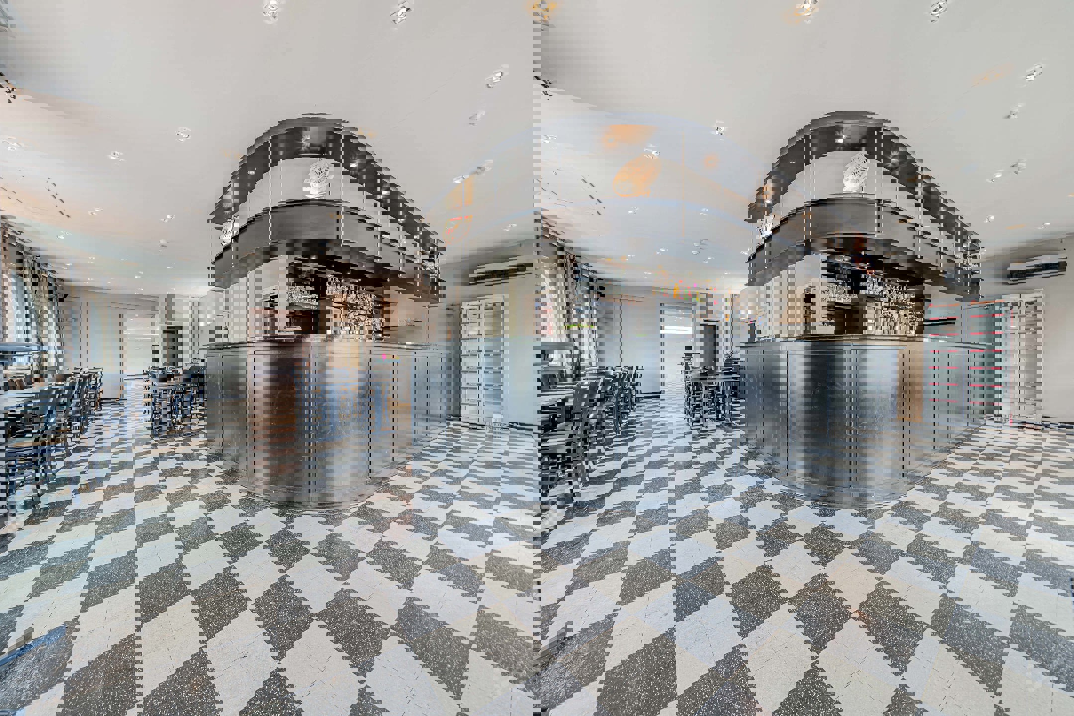 Gemengd gebouw: bar / restaurant, feestzaal, winkel, huis - foto 1