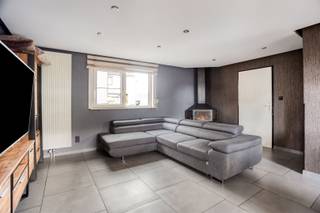 <p><strong>À VENDRE : Spacieuse maison familiale de 4 chambres à Houthalen !</strong></p><p>Cette maison bien entretenue, située dans un lotissement fermé, offre tout le confort nécessaire à une famille. Elle comprend 4 chambres, un salon convivial avec poêle à bois et une cuisine semi-ouverte équipée d'appareils électroménagers encastrés.</p><p>La salle de bains est équipée d’une baignoire et de toilettes. Il y a également des toilettes séparées pour les invités. Le garage sert actuellement d’espace de rangement pratique.</p><p>Depuis la cuisine, vous accédez à la terrasse dotée d’un auvent et à l’agréable jardin, où vous pourrez profiter d’un moment de tranquillité. La maison est également équipée de moustiquaires.</p><p><strong>Situation :</strong></p><p>La maison est située dans un quartier résidentiel calme et adapté aux enfants à Houthalen. Les écoles, les commerces, les transports en commun et autres commodités quotidiennes se trouvent à proximité. Grâce à la liaison directe avec l’E314, Genk, Hasselt et les communes environnantes sont facilement accessibles. De plus, plusieurs sentiers de randonnée et pistes cyclables, des réserves naturelles et des possibilités de loisirs se trouvent à proximité.</p><p><strong>Agencement :</strong></p><p>Rez-de-chaussée : hall d'entrée, pièce à vivre, cuisine semi-ouverte, toilettes séparées.</p><p>Étage : 4 chambres, salle de bains avec baignoire et toilettes.</p><p>Extérieur : garage servant de débarras, terrasse avec auvent, jardin entièrement clôturé.</p><p><strong>Atouts :</strong></p><p>- 4 chambres à part entière !</p><p>- Bon indice de performance énergétique (PEP) ! (Label B !)</p><p>- Espace de vie convivial avec poêle à bois !</p><p>- Terrasse avec auvent !</p><p>- Moustiquaires installées !</p><p>- Jardin entièrement clôturé pour plus de calme et d'intimité !</p><p>Certificat de performance énergétique (<strong>EPC) B, numéro de certificat</strong><strong>20260710-0003914238-RES-1<br />Note G :</strong><strong>A<br />Note P :</strong><strong>A<br />Informations urbanistiques : zone résidentielle – permis de construire – pas de droit de préemption </strong><strong><br />Source : surface habitable EPC</strong></p>