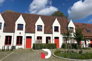 DE WONING IS BESCHIKBAAR VOOR EEN PERIODE VAN 1 JAAR EN 9 MAANDEN VANAF 01/07/2026.Deze instapklare en volledig bemeubelde rijwoning is gelegen in...