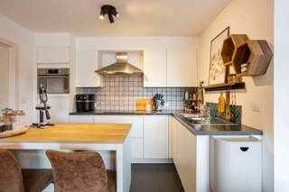 <p>Te koop te Geraardsbergen, op wandelsafstand van het centrum.<br /><br />Dit instapklaar gelijkvloers appartement is gelegen in doodlopende straat van rustige, residentiële wijk. De inkomhal (met vestiare) geeft toegang tot de ruime leefruimte met open keuken. De leefruimte beschikt over een groot schuifraam met zicht op terras wat zorgt voor veel lichtinval. Het grote terras is omheind en biedt ruim plaats voor loungeset + eettafel.<br />Er zijn 3 slaapkamers (waarvan één momenteel ingericht als bureel en dressing) en een moderne badkamer met inloopdouche. Naast de keuken bevindt zich nog een praktische berging met plaats voor o.a wasmachine en droogkast.<br />Verder hoort er bij dit appartement een autostaanplaats aan het terras EN een autostaanplaats (+ berging) in de garage van het appartementsgebouw. Deze is toegankelijk via lift en komt uit meteen aan de voordeur. Met zijn energie-label B en vloerverwarming is dit appartement niet alleen goed onderhouden en instapklaar maar ook nog eens energiezuinig. <br /><br />TROEVEN: <br />- Instapklaar<br />- Op wandelafstand (580 m) van scholen, handelscentrum, Markt van Geraardsbergen, ... <br />- 2 autostaanplaatsen<br />- Groot terras <br />- EK conform <br />- Geen doorgaand verkeer<br />- Opportuniteit als investering voor verhuur. <br /><br />Graag bijkomende info of interesse in een bezoek ? Reageer dan via de “maak een afspraak” click op deze pagina. Ik contacteer u om concreet een tijdstip in te plannen. <br />Contact Pieter Cardoen, 0475 361252, pieter@cornelis-goeman.be</p>