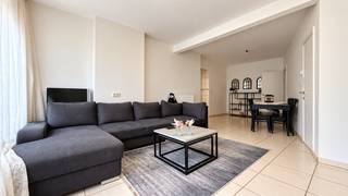 Op het Burgemeester Heymansplein 1 in Beverlo ontdek je deze ruime woning met een bewoonbare oppervlakte van 158 m². Dankzij de 3 slaapkamers, de praktische woonoppervlakte en de centrale ligging vormt deze woning een interessante opportuniteit voor wie op zoek is naar een comfortabele thuis in een goed bereikbare omgeving.<br /><br />De woning biedt heel wat mogelijkheden en is geschikt voor zowel gezinnen als starters die op zoek zijn naar een eigen plek. Met 3 slaapkamers is er voldoende ruimte voor het hele gezin, een thuiskantoor of een hobbykamer.<br /><br />Een belangrijke troef is het EPC-label C. Hierdoor heeft de woning geen renovatieverplichting op basis van het huidige EPC-label. Zo geniet je van extra gemoedsrust bij de aankoop.<br /><br />Ook de ligging is een grote meerwaarde. Winkels, scholen en andere dagelijkse voorzieningen bevinden zich in de nabije omgeving. Bovendien zorgen de nabijgelegen verbindingswegen en de vlotte aansluiting op de autosnelweg ervoor dat omliggende gemeenten en steden gemakkelijk bereikbaar zijn.<br /><br />Ben je op zoek naar een woning met voldoende ruimte, een centrale ligging en een gunstig EPC-label? Dan is deze woning in Beverlo zeker een bezoek waard!<br /><br />Pluspunten:<br />- Centrale ligging in Beverlo<br />- Bewoonbare oppervlakte van 158 m² (Bron EPC)<br />- 3 slaapkamers<br />- EPC-label C (geen renovatieverplichting op basis van het huidige EPC-label)<br />- Winkels en scholen in de nabije omgeving<br />- Vlotte verbinding naar de autosnelweg<br /><br />Maatregelen opgenomen in het Maatregelenregister: nee<br /><br />Voor een bezichtiging of meer informatie, bel ons op 078/78.78.70 of spring gerust eens binnen in ons kantoor. Je bent altijd welkom!