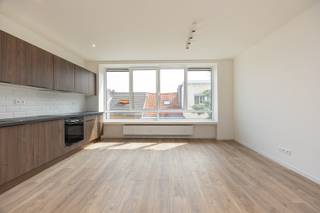 Recent gerenoveerd appartement met 2 slaapkamers nabij Park Spoor Noord!<br /><br />Dit volledig gerenoveerde appartement bevindt zich in een kleinschalig gebouw met slechts twee wooneenheden en een garage. Het is centraal gelegen in de bruisende wijk 2060 Antwerpen vlak bij Park Spoor Noord, winkels, scholen, openbaar vervoer en het stadscentrum.<br /><br />Via de inkomhal krijgt u toegang tot de lichtrijke leefruimte met een moderne open keuken, uitgerust met kwalitatieve Bosch-toestellen. Vanuit de hal bereikt u de stijlvolle badkamer met een moderne inloopdouche met regendouchekop en lavabo, de twee slaapkamers van respectievelijk 14 m² en 8 m² en een apart toilet.<br /><br />Dankzij de recente totaalrenovatie is het appartement volledig instapklaar. De combinatie van de rustige kleinschaligheid, de kwalitatieve afwerking en de centrale ligging maakt dit appartement ideaal als eigen woning of als interessante investering.<br /><br />Troeven:<br /><br />- Recente totaalrenovatie (2026)<br />- Gunstige EPC score 126 (B label)<br />- Kleinschalig gebouw met lage kosten<br />- Vernieuwde CV-ketel op gas<br /><br />62m2 bewoonbare oppervlakte cfr EPC. <br /><br />Asbestattest in aanvraag.<br /><br />Wenst u een bezoek of meer informatie? Dan kan u ons steeds contacteren via info@dvarealestate.be of via 03/297.00.00.