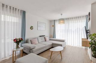 Rustig gelegen halfopen bebouwing te Rumbeke in de Kalverstraat in een kindvriendelijke buurt. Uiterst goede bereikbaarheid dankzij de onmiddellijke nabijheid van hartje Rumbeke, de Rijksweg (N36), alsook het op- en afrittencomplex E403 (Roeselare - Rumbeke). <br /><br />Indeling als volgt: Inkomhal met gastentoilet, lichtrijke woonkamer met bureauruimte en volledig geïnstalleerde keuken. <br />1e.V.: Nachthal, 3 slaapkamers, badkamer met dubbele lavabomeubel en inloopdouche, aparte wasplaats met toilet en lavabomeubel.<br />2e.V.: Extra zolderkamer met vaste trap.<br />Buiten is er een tuin met tuinhuis voorzien.<br /><br />De woning beschikt over driedubbele beglazing, vloerverwarming zowel boven als beneden, een ventilatiesysteem, camerabewaking, een regenwaterput van 15.000 L en een privatieve oprit.<br />EPC label A - E-peil 58.<br /><br />Voor meer informatie neem contact op met Imani op het nummer 0478 26 26 36.