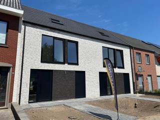 <strong>Prachtige moderne en energiezuinige nieuwbouwwoningen met 3/4 slaapkamers op een mooi perceel te Turnhout<br /><br />Zeer gunstig gelegen</strong> in een rustige kindvriendelijke omgeving op een boogscheut van de Grote Markt en scholen alsook een vlotte bereikbaarheid naar de autosnelweg E34, Antwerpen - Eindhoven<br /><br />Deze<strong> ruime en tijdloze woningen</strong> bestaan uit een inkomhal met vestiaire en gastentoilet, een<strong> zeer ruime en lichtrijke woonkamer van +/- 60 m²</strong> met vooraan een open keuken. Vanuit de inkomhal toegang naar de handige berging + wasruimte. Er werd eveneens een extra buitendeur voorzien voor makkelijke toegang met fietsen.<br /><br />Op de eerste verdieping treffen we <strong>drie slaapkamers,</strong> een aparte toilet en een badkamer met natuurlijk licht die ruimte biedt voor zowel een bad als douche. Men heeft de mogelijkheid om in de grootste slaapkamer eveneens een dressing te voorzien.<br /><br />De trap naar de tweede verdieping wordt ook reeds geplaatst zodat u hier vrij eenvoudig een grote extra slaapkamer, hobby- of werkkamer kan realiseren. Hier bevindt zich ook de technische ruimte.<br /><br />Om het <strong>E peil 20 </strong>te bereiken maakt men gebruik van <strong>duurzame en energie-efficiënte </strong>middelen zoals : <strong>een warmtepomp, vloerverwarming, zonnepanelen, ventilatiesysteem D, enz <br /><br />Het gaat om een perceel van 258 m² </strong>in een mooie en rustig gelegen omgeving en <strong>ruime woning van +/- 216 m².<br /><br />Momenteel heeft men nog inspraak in de keuze van keuken, sanitair en vloeren. Dus wees er snel bij!<br /></strong><br />De woning kan ook semi-casco aangekocht worden tegen een verlaagde prijs. <br /><br /><strong>Voor meer informatie, plannen, lastenboeken en prijzen</strong> of een bezoek contacteer ons via info@dilegno.immo of 014 70 73 23.