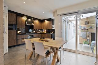 Along the Vossensteert in Assebroek, there is a very spacious family home that combines modern living comfort with an exceptionally high level of accessibility. This four-bedroom home has been fully adapted to provide full freedom of movement for everyone. The presence of a lift that connects the different floors and a fully equipped bathroom on the ground floor make this house fully wheelchair accessible. In the well-kept garden, there is a high-quality outbuilding that can serve as a storage room, hobby room or relaxation area. Thanks to an established easement, the accessibility of the plot is optimally arranged. This makes it possible to park the car on your own property under the existing carport. The pleasant location along the Vossensteert offers an excellent connection to both the center of Bruges and major access roads. Various shops, schools and greenery (Parken en Gemene Weidebeek) are just a short distance away. Layout: Ground floor- Entrance hall- Living space with access to an elevator - Open kitchen equipped with stove, hood, oven, microwave and dishwasher- Guest toilet- Bathroom with sink, bath and walk-in shower- Storage space- Basement1st floor: - Bedroom 1 (17 m²) - Bedroom 2 (12 m²) 2nd floor: - Bedroom 3: (14.5 m²) - Bedroom 4 (10 m²) The property is offered through the Pre-sale formula. Between 19/02/2026 12:00 and 21/03/2026 13:00, you can come visit the property by appointment and make an offer. The listed price is a starting price. For further information, please contact the property agent.