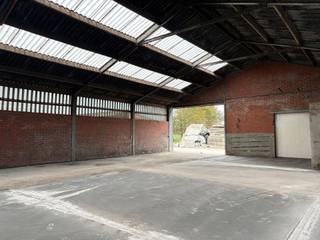 Op een vlot bereikbare locatie in Ruddervoorde bevindt zich deze ruime opslagloods van ca. 1.440 m². De loods is ideaal voor opslag, logistiek...