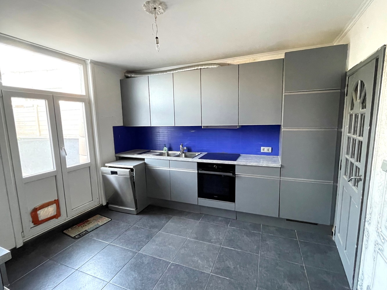 Gebouw met gemengd gebruik, handelspand + woonst, ideaal gelegen - foto 4