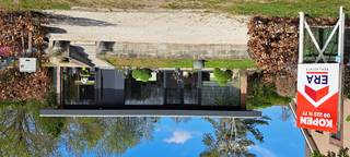 <strong>Ligging</strong><br />In het rustige en groene Wachtebeke bevindt zich deze tijdloze &amp; vrijstaande bungalow op een royaal perceel van 950m². Een ideale ligging voor wie op zoek is naar gelijkvloers wonen in alle rust, omringd door natuur en ruimte. <br /><br /><strong>Indeling &amp; ruimte</strong><br />Deze woonst beschikt over een lichtrijke leefruimte met grote raampartijen die het buitengevoel naar binnen brengen. De connectie met de tuin en het omliggende groen is hier een absolute troef. Verder beschikt deze woning over 3 volwaardige slaapkamers, een keuken, badkamer en ruime berging. U heeft de mogelijkheid om deze indeling volledig naar eigen wens om te vormen.<br /><br /><strong>Troeven</strong>
<ul><li><strong>Dak is 10 jaar geleden vernieuwd + beglazing 5 jaar geleden</strong></li><li><strong>Volledige privacy in de achtertuin</strong></li><li><strong>Voldoende parkeermogelijkheden op eigen domein</strong></li><li><strong>Panoramische uitzichten op agrarisch gebied</strong></li><li><strong>3 Volwaardige slaapkamers met ruimte tot indeling naar eigen wens</strong></li><li><strong>Asbestveilige woning</strong></li></ul>
Kortom, bent u op zoek naar een woonst waar rust, natuur &amp; ruimte centraal staan? Dan is deze bungalow in Wachtebeke zeker een bezoek waard.<br /><br /><strong>UW DROOMWONING? ZO GEVONDEN!</strong>