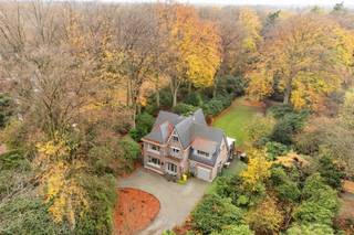 Te midden van een weelderig groen domein van 10.500 m² bevindt zich deze uitzonderlijke villa, waar elegantie, comfort en discretie samenkomen...