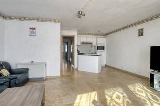 Op de bovenste verdieping van deze kleinschalige residentie, vind je dit op te frissen 2-slaapkamerappartement met balkon terug. Via de traphal...