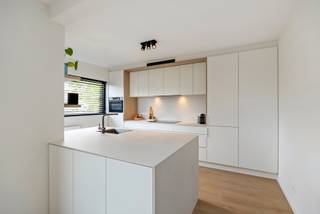 Locatie:
Deze volledig gerenoveerde bel-etage combineert hedendaags wooncomfort met een bijzonder praktische indeling en een uitzonderlijk hoog afwerkingsniveau. Een extra troef is de tuin met rechtstreekse doorgang naar de achtergelegen straat. Aan deze zijde beschikt het perceel over een oprit en is er de mogelijkheid om een bijkomende garage te realiseren.
Indeling:
Op het gelijkvloers betreedt u de woning via de inkomhal met gastentoilet. Verder vindt u hier de inpandige garage, een praktische wasplaats en een afzonderlijke bureauruimte met rechtstreekse doorgang naar de tuin.
De eerste verdieping vormt het hart van de woning en omvat een ruime woonkamer met aansluitend de keuken. Vanuit de leefruimte heeft u toegang tot het terras, vanwaar een trap rechtstreeks naar de tuin leidt.
Op de tweede verdieping bevinden zich drie volwaardige slaapkamers en een bijzonder ruime badkamer.
Troeven:
Volledig gestript en gerenoveerd in 2022
Uitzonderlijk hoogwaardige afwerking
Energiezuinig EPC-label A
Drie slaapkamers én afzonderlijk bureau
Tuin met doorgang naar de achtergelegen straat
Oprit met mogelijkheid tot realiseren van extra garage
Inpandige garage
Terras met rechtstreekse verbinding naar de tuin
Technisch:
De woning werd in 2022 volledig gestript en van A tot Z gerenoveerd met bijzondere aandacht voor kwaliteit, energiezuinigheid en hedendaags wooncomfort. Ze beschikt over EPC-label A en is uitgerust met een ventilatiesysteem D.
De verwarming gebeurt via een energiezuinige gascondensatieketel. De nodige aansluitingen voor een warmtepomp werden reeds voorzien, waardoor de woning ook toekomstgericht is uitgerust. De elektrische installatie is conform en volgens het asbestattest is de woning asbestveilig.
De uitzonderlijke afwerkingsgraad van deze woning komt pas echt tot zijn recht wanneer u ze gezien heeft.
Koopt u als enige en eerste woning? Dan geniet u van het verlaagde tarief van 2% verkooprechten.
Bent u reeds eigenaar? Verkoop uw eerste eigendom binnen de 2 jaar en profiteer alsnog van deze gunstmaatregel.
Voor meer informatie of een gratis waardebepaling van uw vastgoed kan u een aanvraag invullen op onze website of even bellen op het nr. 03/345.88.99.