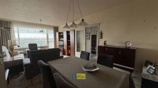 Dit aantrekkelijke appartement van 82m² in Wilrijk biedt uitstekende woonkwaliteit met een ideale indeling voor gezinnen of stellen. Het pand...