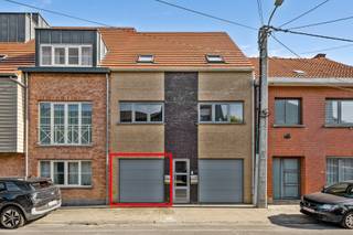 <p>Dit gezellig gelijkvloers appartement is rustig maar centraal gelegen in het hart van Lebbeke, vlakbij openbaar vervoer, scholen en winkels. Indeling: een inkomhal, een bergruimte met aansluiting voor wasmachine &amp; droogkast, een lichtrijke leefruimte met open keuken. Deze keuken is voorzien van alle comfort (koelkast, vaatwas, oven, microgolf,…). Vanuit de leefruimte is er toegang tot het terras/tuin (36m²). Verder is er een ruime slaapkamer, een apart toilet, badkamer met zowel ligbad als douche en wastafel. Tot slot is er nog een ruime garage met automatische poort. TROEVEN: rustig maar zeer centraal gelegen, garage inclusief, lichtrijke ruimtes, ruim terras. <span>Ideaal voor de singles/koppels onder ons! </span>Meer informatie of bezoek? Contacteer Charlotte van IMMO TROEF: 052 52 52 00 - info@immotroef.be</p>