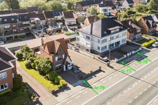 <p><em>Te koop Astridlaan te Geraardsbergen omwille van Herlokalisatie van huidige uitbating.</em></p>
<p><em>Verkoopsinfo : Pieter Cardoen 0475 36 12 52, pieter@cornelis-goeman.be </em></p>
<p><em>Polyvalent vastgoedproject bestaande uit drie kadastrale leggers. </em></p>
<p><em>N75:</em></p>
<p><em>Volledig onderkelderd en ingericht pand met op de eerste verdieping o.a. stijlvolle en ingerichte ontvangst/vergaderruimtes en afzonderlijk bureel. Op de eerste en tweede verdieping instapklaar duplex woonentiteit.</em></p>
<p><em>N77 </em></p>
<p><em>Ook dit pand is onderkelderd (met afzonderlijke toegang) met op het gelijkvloers verschillende ruimtes welke kunnen ingericht worden als b.v. praktijkruimte, kantoor, retail,…. De stijlvolle houten trap geeft toegang tot de eerste en twee verdieping welke nog in functie van de bestemming kunnen ingericht worden. Achteraan het pand nog een polyvalente ruimte van ong. 130 m2. </em></p>
<p><em>NR 79 :</em></p>
<p><em>Verhuurde woning met (o.a. recent vernieuwd dak) met vast rendement. We respecteren de privacy van de huurder en publiceren om deze reden geen interieur foto’s van deze woning. Foto’s zijn beschikbaar op aanvraag.</em></p>
<p><em> </em></p>
<p><em>Bijkomende troeven :</em></p>
<p><em>- Stijlvol pand met authentieke en karaktervolle elementen </em></p>
<p><em>- Commerciële topligging op DE invalsweg naar Geraardsbergen</em></p>
<p><em>- Grote visibiliteit </em></p>
<p><em>- Privé parking op eigen terrein en gratis parking voor de deur </em></p>
<p><em> </em></p>
<p><em>Omwille van de grootte van het project kunnen we niet alle foto’s publiceren. Deze (en extra info) zijn beschikbaar op aanvraag bij Pieter Cardoen. Vermelde afm. in deze adv. zijn informatief en niet bindend.</em></p>