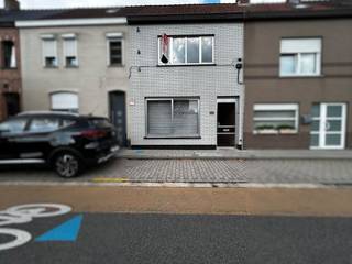 Gelijkvloers:<br />Je stapt de woning binnen via de inkomhal, die leidt naar een ruime en gezellige leefruimte waar de zithoek en eetplaats mooi in elkaar overlopen. Aansluitend bevindt zich de keuken, die mits de juiste visie kan uitgroeien tot het bruisende hart van de woning. Verder vind je op de begane grond een badkamer, een apart toilet, een technische ruimte en een uiterst praktische berging.<br /><br />Eerste verdieping:<br />De trap brengt je naar het eerste verdiep, waar zich twee volwaardige, ruime slaapkamers bevinden.<br /><br />Tweede verdieping:<br />Op de bovenste etage schuilt nog een verrassend derde slaapkamer. Deze ruimte leent zich ook perfect als master bedroom, hobbyruimte of rustig thuiskantoor.<br /><br />Buitenruimte &amp; Garage (Absolute troef!):<br />Een zeldzaamheid zo pal in het centrum: een heerlijke, zongerichte tuin waar je in alle rust kan genieten! De tuin is bovendien heel praktisch toegankelijk via de achterzijde. Naast een handige tuinberging voor al je materiaal, beschik je hier over een privé garagebox voorzien van een automatische poort. Nooit meer zoeken naar een parkeerplaats!<br /><br />Troeven op een rij:<br /><br />Centrale topligging: Wonen in het levendige centrum van Deinze met alles op wandelafstand.<br /><br />Uitzonderlijke buitenruimte: Zongerichte tuin mét uitweg achteraan.<br /><br />Gegarandeerde parkeerplaats: Eigen garagebox met automatische poort.<br /><br />Ruime indeling: 3 volwaardige slaapkamers en veel leefruimte.<br /><br />Eindeloos potentieel: De ideale kans om een woning 100% naar jouw hand te zetten.<br /><br />Kriebelen jouw renovatiehanden al bij het lezen van al deze mogelijkheden? Neem dan snel contact op en ontdek het enorme potentieel van deze woning tijdens een bezoek!<br /><br />Bestuursmaatregelen in het maatregelenregister: nee