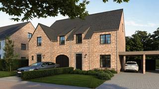 Welkom in de warme omhelzing van een landelijke halfopen nieuwbouwwoning, inclusief carport, gelegen op een zuidoostelijk-georiënteerd perceel in een serene verkaveling. Deze charmante woning biedt niet alleen rust en comfort, maar ook een perfecte samensmelting van een moderne levensstijl en landelijke sfeer.<br />Met 3 slaapkamers is deze woning ideaal voor een gezinsleven terwijl een optionele vaste trap naar de zolder de mogelijkheid biedt voor een 4e slaapkamer. Deze energiezuinige BEN-woning is uitgerust met geavanceerde technologieën, waaronder een warmtepomp, vloerverwarming op het gelijkvloers en de verdieping, ventilatie type D met warmterecuperatie, een regenwaterput van 10.000L, zonnepanelen, en meer.<br />Het zuidoostelijk-georiënteerde perceel laat je genieten van de ochtendzon en creëert een sfeervolle buitenruimte voor ontspanning en gezelligheid. Voor meer informatie en om deze droomwoning te ontdekken, neem contact op met Ewout via 0497 588 888 of stuur een e-mail naar contact@huysmanbouw.be. Laten we samen de weg naar jouw nieuwe thuis verkennen.<br />Interesse in deze woning of bespreekt u graag even de verschillende mogelijkheden? 0497 588 888 of ewout@huysmanbouw.be. Ook voor een afspraak in onze kijkwoning maak ik graag tijd voor u vrij. 