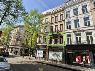<p>Charmant 1-slaapkamerappartement op toplocatie – Nationalestraat/Franckenstraat, Antwerpen</p><p>Op de hoek van de Nationalestraat en Franckenstraat bevindt zich dit aangename appartement op de 1ste verdieping, ideaal voor wie centraal wil wonen in Antwerpen.</p><p>De leefruimte aan de voorzijde geniet van veel licht en biedt plaats voor zithoek en eethoek.</p><p>De keuken achteraan is uitgerust met een nieuwe ijskast, elektrisch kookvuur en hete luchtoven.</p><p>Slaapkamer achteraan zorgt voor optimale rust en privacy.</p><p>Naast de slaapkamer bevindt zich de badkamer met bad, lavabo en toilet. Er is ook een praktische berging aanwezig.</p><p>Topligging nabij het historische centrum, het Zuid en de Kammenstraat. In de buurt vind je tal van winkels, restaurants, cafés en openbaar vervoer. Het Museum van Schone Kunsten en het M HKA liggen op wandelafstand.</p>
