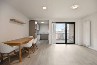 Dit lichtrijke appartement bevindt zich op de tweede verdieping van een recent gerenoveerd gebouw, ideaal gelegen in het centrum van Leuven,...