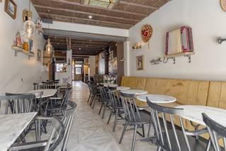 Boutique meublée prête à l'emploi avec cour confortable et appartement de 2 pièces à vendre dans le centre de Deerlijk.Descriptif :Le...