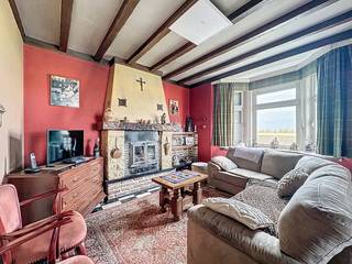 Maison individuelle à rénover avec grand garage/espace de stockage, située en zone rurale à 10 km de la mer (Westende).La maison se comprend: hall...