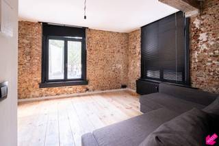 Gelegen tussen de Paardenmarkt en de Ossenmarkt vinden we dit gezellig stekje. Onmiddellijk beschikbaar! <br /><br />Op de 1ste verdieping van het gebouw komen we de leefruimte binnen met op keuken. De keuken is voorzien van oven, koelkast, dampkap, kookveld een vaatwasser. <br />De grote kast dient als 'room devider'. Achter de kast bevind zich de slaaphoek. <br />Aparte badkamer met douche, lavabo en WC.<br /><br />Heel leuk starters appartement op een toffe ligging. <br />Maandelijkse kosten van € 225,00 per maand voor algemene delen, forfait privé water, forfait privé gas en forfait privé elektriciteit. <br />Wees er snel bij voor een afspraak.