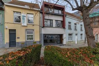 Immo Pické biedt U deze commerciële handelsgelijkvloers met duplex appartement op een TOPLIGGING in het centrum van Halle aan. <br />Deze handelswoning is gelegen in de directe nabijheid van verschillende faciliteiten (winkels, openbaar vervoer, scholen en belangrijke verbindingswegen). <br />De gelijkvloerse verdieping bestaat uit een lichtrijke commerciële ruimte dat enerzijds toegang geeft tot een keuken (nog te installeren) en een sanitaire ruimte.<br />Daarnaast beschikt deze handelswoning over een duplex-appartement, die betreed kan worden via een aparte ingang. <br />Op de eerste verdieping bevindt zich een nachthal, 2 slaapkamers (18m² en 8m²), een toilet en een badkamer. <br />De tweede verdieping bestaat uit een ruime leefruimte (40m²) met een open keuken.<br />Wens je meer informatie, aarzel dan niet om ons kantoor te contacteren.