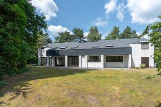 Ruime villa met 8 slpk's op groot perceel te VosselaarEPC: B-label | Asbestveilig | 1832 m² perceelopp. | Bouwjaar 1992Omschrijving:We betreden deze...