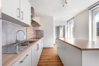 <p>[[ DIT PAND NEEMT DEEL AAN DE ERA OPEN HUIZEN DAG OP 13/6 VAN 11:00 TOT 12:00 ]]</p>

<p>Te koop: instapklaar duplex appartement in Laurierstraat, centraal gelegen in het hart van Lebbeke.</p>

<p>Dit appartement combineert een mooie afwerking met een uitstekende ligging in een residentiële buurt, op wandelafstand van winkels, openbaar vervoer en het centrum. Dankzij de verzorgde inrichting en het EPC-label B is het meteen klaar voor gebruik. De indeling is praktisch en biedt alle comfort voor dagelijks wonen.<br /> </p>

<p>Belangrijkste ruimtes:</p>

<p>• Woonkamer met aangename lichtinval en een verzorgde afwerking</p>

<p>• Keuken met dubbele spoelbak, vaatwasser, dampkap en combi-oven</p>

<p>• Berging met aansluiting voor wasmachine en droogkast</p>

<p>• Twee ruime slaapkamers met neutrale afwerking</p>

<p>• Badkamer met douche, toilet en dubbele wastafel<br /> </p>

<p>Troeven:</p>

<p>• Mooie afwerking</p>

<p>• Uitstekende ligging, centraal in Lebbeke</p>

<p>• Instapklaar</p>

<p>Fietsenberging aanwezig</p>

<p> </p>

<p>Neem vandaag nog contact op met je ERA-makelaar voor een bezoek. JOUW DROOMAPPARTEMENT. ZO GEVONDEN!</p>