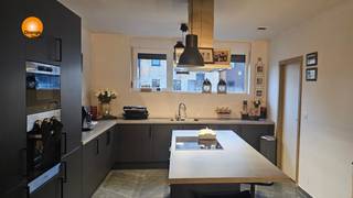 Duurzame nieuwbouwwoning met 4 slaapkamers rustig gelegen in Maasmechelen.Zeer gunstig gelegen in een doodlopende straat in een nieuwe buurt met een...