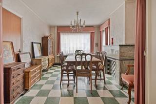 In Ardooie bevindt zich deze halfopen ééngezinswoning op een uitzonderlijk ruim perceel van 827m². Dankzij de stevige structuur, de ruime indeling...