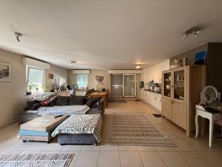Te huur: Ruim 3-slaapkamer appartement in Peer<br /><br />Op wandelafstand van het centrum ligt dit gezellig duplex appartement met 3 slaapkamers, badkamer, een ruime living, en een gezellig terras. Achteraan het gebouw beschik je tevens ook over een carport.<br />Met de centrale ligging heb je winkels, horeca en openbaar vervoer vlakbij . Alles binnen handbereik, zonder in te boeten op rust en ruimte. <br /><br />Voor meer informatie of een bezoek ter plaatse, klik je op onze website www.jansenrealestate.be bij het pand op de knop 'bezoek aanvragen'.<br /><br />wij ontzorgen je ook voor de verkoop van je huidige woning! Voor meer uitleg helpen we je graag verder.