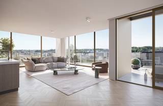 Aan de Leieboorden in Kortrijk verrijst binnenkort DamasK: twee stijlvolle, moderne gebouwen die het rijke textielverleden van de stad nieuw leven inblazen. Met subtiele architecturale knipogen naar het voormalige vlasverzendhuis – nu het populaire museum Texture – straalt DamasK tegelijk erfgoed en vernieuwing uit. Deze unieke woonplek ligt in het bruisende Overleie, een van de hipste wijken van Kortrijk. Je geniet er van het stadsleven én de rust van thuis. Ontspan op je ruime terras, lunch met vrienden in Kaffee Damast of laat je meevoeren door de vele evenementen in de buurt. DamasK telt 47 lichtrijke appartementen, elk met grote raampartijen en terrassen die je leefruimte uitbreiden met zicht op het levendige plein of een stille patio. De diversiteit in oppervlakte en indeling maakt het project aantrekkelijk voor starters, gezinnen en wie net iets exclusievers zoekt. Een ondergrondse parkeergarage en andere praktische extra’s verhogen het wooncomfort. DamasK biedt bovendien aantrekkelijke instapprijzen en is dus ook interessant voor investeerders die mikken op kwalitatieve opbrengsteigendommen vlak bij het hart van een bloeiende centrumstad. Dit type penthouse omvat een inkomhal met apart toilet, nachthall met drie slaapkamers en twee badkamers, lichtrijke leefruimte met eetplaats, open keuken en berging. Rondom de leefruimte is een riant terras voorzien met zicht op het water. DamasK is dé plek waar geschiedenis en modern wonen samenkomen. Welkom thuis!