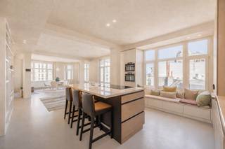 <p><strong>Luxueus gerenoveerd appartement in befaamde Meirbuilding</strong></p>
<p>Op de vierde verdieping van de Meir Building, een iconisch hoekgebouw uit 1936 van architect Joseph Baeyens, bevindt zich dit volledig gerenoveerde appartement, een uitzonderlijke woonkans in het hart van Antwerpen. Het appartement onderging een grondige renovatie met gebruik van hoogwaardige en duurzame materialen, waarbij elk detail zorgvuldig werd afgewerkt. Het resultaat is een futureproof woning die comfort en verfijning naadloos combineert en voldoet aan de strengste moderne normen.</p>
<p>Het gebouw, een prachtig voorbeeld van Art Deco-architectuur, ligt op de hoek van de Meirbrug en de Wiegstraat, op steenworp afstand van de Meir, de Groenplaats en de Wilde Zee. Een absolute toplocatie in de Antwerpse binnenstad.</p>
<p>Binnenin valt meteen de open en lichte indeling op, die zorgt voor een uitzonderlijk ruimtelijk gevoel en een panoramisch uitzicht vanuit elke hoek van het appartement. De moderne leefkeuken is volledig uitgerust en voorzien van maatkasten, een centraal kookeiland met praktische ontbijthoek en alle comfort die een hedendaagse keuken biedt. De keuken loopt vloeiend over in de woon- en eetruimte, die samen een elegante en lichte leefomgeving vormen met adembenemend uitzicht over de stad.</p>
<p>Een praktische bureauruimte, die ook afgesloten kan worden, biedt de ideale plek voor thuiswerk of kan dienen als extra logeerkamer. Aan de achterzijde bevindt zich de ruime mastersuite met ingemaakte kasten en een stijlvolle badkamer met inloopdouche.</p>
<p>Tot de extra troeven behoren een EPC B, doorgedreven isolatie, een grote aparte berging op de eerste verdieping, domotica waaronder elektrische gordijnen, de mogelijkheid tot overname van meubels en natuurlijk de unieke ligging midden in het bruisende stadscentrum. Dit appartement combineert historische allure en moderne luxe tot een uitzonderlijke woonervaring in Antwerpen.</p>
<p>Bent u ook helemaal verkocht aan dit appartement?<br />Contacteer LISTED: +32 3 283 51 51.</p>