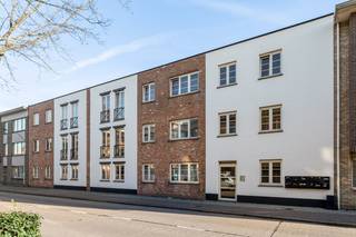 In een recent, kleinschalig appartementsgebouw uit 2016 bevindt zich dit instapklare gelijkvloersappartement, ideaal gelegen vooraan in het...