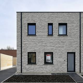 Ruime energieneutrale nieuwbouw nabij centrum Leopoldsburg <br /> <br />In een nieuwe, rustige verkaveling, op een steenworp van het centrum van Leopoldsburg, vinden we deze ruime energieneutrale nieuwbouwwoning. De woning werd volledig afgewerkt met kwalitatieve materialen en de modernste technieken en is volledig instapklaar. Van dit pareltje kunt u dan ook onmiddellijk uw thuis maken! <br /> <br />Dat het hier een toekomstgerichte woning betreft, blijkt duidelijk uit de gebruikte technieken, die samen met een doorgedreven isolatie zorgen voor een zeer energiezuinige woning (negatieve energiescore), volledig aangepast aan de normen van de toekomst en gericht op uw behoeften. De woning is o.a. voorzien van een warmtepomp met zonnepanelen van maar liefst 6150 kWp, een ventilatiesysteem type D, vloerverwarming, HR ramen, enz.   <br /> <br />Daarnaast biedt deze woning u enorm veel ruimte en comfort door de hoge graad van afwerking. Deze woning met aangelegde tuin op een zonnig perceel van 330m2 heeft een bewoonbare oppervlakte van maar liefst 192 m2 (bruto). Aan ruimte dus geen gebrek! <br /> <br />Op het gelijkvloers vindt u: <br />Een inkomhal met gastentoilet. <br />Een zeer ruime leefruimte +/- 64 m2 met een kwalitatieve vloertegel en veel lichtinval. <br />Een ruime, open en volledig uitgeruste keuken voor een optimaal contact met uw gezinsleden terwijl u de heerlijkste maaltijden bereidt. <br />Een ruime berging met aansluiting voor wasmachine en droogkast. <br />Een schuifraam zorgt hier voor direct contact met het aangelegde terras en de omheinde tuin. <br /> <br />Op de eerste verdieping vindt u: <br />3 ruime slaapkamers, waarvan 1 voorzien van een ruime dressing en allen met laminaat voor een warme gevoel. <br />Een extra kamer die ingericht kan worden als strijkkamer, berging of bureau of kan dienen als kinderkamer. <br />Een technische ruimte. <br />Een apart toilet. <br />Een ruime badkamer met bad, inloopdouche en stijlvol meubel met dubbele wastafel. <br /> <br />Bijzondere kenmerken: <br />EPB: A+ (-22 kWh/m2j); geen renovatieplicht (UC:  71034-G-OMV_2021175364/EP18848/D441/D02/SD001) <br />Elektriciteit conform. <br />Stedenbouwkundige info: Vergund, Woongebied, Geen rechterlijke herstelmaatregel of bestuurlijke maatregel opgelegd, Geen voorkooprecht ruimtelijke ordening aanwezig, Verkavelingsvergunning. <br />Watertoets: P-score: A ; G-score: onbekend <br /> <br />Ligging: <br /> <br />Deze woning, gelegen aan het Sint-Michielspark 7 te Leopoldsburg, ligt op amper 600m verwijderd van het gezellige centrum van Leopoldsburg, of “t Kamp”, zoals hier gezegd wordt, met haar gezellige restaurants, bistro’s en winkels. Maar toch bevindt u zich hier in een rustige buurt, grenzend aan het groen van het militair domein, en gelegen in een doodlopende straat met allemaal nieuwe woningen. Alle faciliteiten liggen binnen handbereik: scholen, openbaar vervoer, sportfaciliteiten, een cultureel aanbod, werkelijk alles vindt u in de nabije omgeving. <br /> <br />Maar een extra troef is ongetwijfeld ook de centrale ligging voor wat betreft diverse snelwegen en dit zowel richting Leuven en Brussel als richting Antwerpen. Indien u de trein niet wenst te nemen om te pendelen, dan hebt u van hieruit ongetwijfeld een vlotte verbinding naar welke richting dan ook. Kortom een ideale locatie om uw gezinsleven verder uit te bouwen in een gezellige buurt! <br /> 