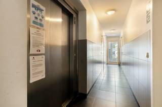 Op de tweede verdieping van residentie Villa Arcade bevindt zich deze verzorgde studio, ideaal gelegen op wandelafstand van het strand, het centrum van De Panne en het prachtige Calmeynbos.<br /><br />De studio beschikt over een ruime inkomhal, een lichtrijke leefruimte met open, ingerichte keuken, een badkamer met ligbad, lavabomeubel en toilet, evenals een aangenaam terras.<br /><br /><strong>TROEVEN:</strong>
<ul>
<li>Uitstekende ligging vlak bij zee, centrum en natuur.</li>
<li>Ideaal als investering voor zowel jaar- als vakantieverhuur, of als tweede verblijf.</li>
<li>Gemeenschappelijke fietsenberging aanwezig.</li>
</ul>
<br />Recent geschilderde gevel, waardoor er momenteel geen grote gemeenschappelijke kosten in het vooruitzicht zijn.<br /><br />Erfpacht: Dit pand is gelegen op erfpachtgrond. De jaarlijkse erfpachtvergoeding bedraagt € 2.600.