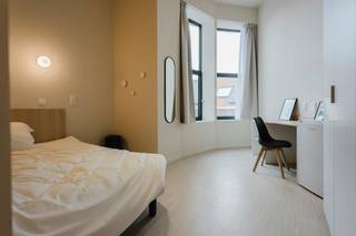 <br />Deze stijlvolle, volledig bemeubelde studentenkamer combineert modern comfort, kwalitatieve en duurzame materialen én beschikt over een eigen sanitaire voorziening.<br /><br />Als bewoner geniet u van uitzonderlijke gemeenschappelijke faciliteiten in het gebouw, waaronder studieruimtes, een fitnessruimte, gedeelde keukens en gezellige ontspanningsruimtes. <br /><br />De ligging is absoluut top: pal in het centrum van Kortrijk en op fietsafstand van alle hogescholen en de universiteit.<br /><br />Voordelen voor u als investeerder:<br />- Volledige ontzorging: Een professionele beheerpartner (Odalys) regelt alles voor u — van huurdersselectie en contracten tot onderhoud en administratie.<br />- 12 jaar huurgarantie: U bent verzekerd van vaste inkomsten, zonder risico op leegstand.<br />- Geen bijkomende kosten: Geen zorgen over onroerende voorheffing, verzekeringen, gemeenschappelijke kosten of onderhoud.<br /><br />Keuze uit afwerking: <br />Beschikbaar in de types Basic, Premium en Premium+.<br /><br />Prijzen vanaf € 134.500 (exclusief kosten).<br /><br />Wilt u meer weten over deze unieke kans om zorgeloos te investeren in een hoogwaardige studentenkamer in Kortrijk? <br /><br />Neem contact op via 056 22 55 66.