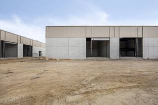 De KMO-units zijn gelegen in het bedrijvenpark THEA in de Careelstraat 2 te Tielt. De KMO-units zijn vlot bereikbaar en op het terrein is er voldoende beweegruimte. Specificaties:- oppervlakte van ca. 221m²- staalconstructie en geïsoleerd- vrije hoogte van ca. 6m- 2 parkeerplaatsen- automatische sectionale poort (4mB x 4,5mH)- aparte toegangsdeur- lichtstraat (met rookluik)- regenwater- voorziening voor aansluiting elektriciteit en water - brandklasse CDe KMO-units zijn zowel geschikt voor productie, opslag en verwerking van goederen. Oplevering voorzien voor Q3 2025. Bent u op zoek naar bedrijfsvastgoed bestaande uit een nieuwbouw KMO-unit te koop in Tielt? Aarzel dan niet om ons te contacteren op het nummer 051 21 22 23.