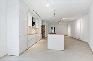 <p>Te koop: charmante gesloten woning in de Plezantstraat, Bazel, gelegen in een rustige woonkern nabij scholen, openbaar vervoer en invalswegen.</p>

<p>Deze woning biedt een comfortabele indeling en een EPC-label B, wat zorgt voor een energiezuinige leefomgeving. De ruime living vormt het hart van het huis, terwijl de volledig ingebouwde keuken met inductiekookplaat en vaatwasser ideaal is voor wie graag kookt. De aanwezigheid van een koer biedt een aangename buitenruimte, perfect voor ontspanning. Dankzij de ligging in een residentiële buurt geniet u van een sociale omgeving met alle voorzieningen binnen handbereik.</p>

<p>Belangrijkste ruimtes:<br />• Ruime living (44,61 m²) met veel lichtinval<br />• Volledig ingebouwde keuken met inductiekookplaat, oven, koelkast, vaatwasser en ingemaakte kasten<br />• Twee slaapkamers (25,85 m² en 13,33 m²)<br />• Badkamer (8,12 m²) met inloopdouche<br />• Koer (14,46 m²) als buitenruimte<br />• Wasplaats (2,82 m²)<br />• Twee toiletten, waarvan één met handenwasser</p>

<p>Troeven:<br />• Energiezuinig dankzij EPC-label B<br />• Rustige ligging in woonkern nabij scholen en openbaar vervoer<br />• Volledig uitgeruste keuken</p>

<p>Neem vandaag nog contact op met je ERA-makelaar voor een bezoek.<br />JOUW DROOMHUIS. ZO GEVONDEN!</p>