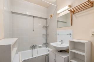 <p><strong>Blankenberge: Lichtrijk 2-slaapkamerappartement te koop in rustige woonomgeving!</strong></p>

<p>Op zoek naar een aangenaam appartement aan de kust, zowel als investering als voor eigen gebruik? Dit lichtrijke appartement met 2 slaapkamers is gelegen in de Groenestraat in Blankenberge, in een rustige en residentiële omgeving. Dankzij de gunstige ligging bevinden winkels, scholen, openbaar vervoer, het openbaar zwembad en natuurlijk het strand en de zee zich op korte afstand. </p>

<p><strong>Indeling:</strong> Inkomhal, ruime woonkamer, aparte keuken met berging, badkamer, 2 slaapkamers en apart toilet. </p>

<p><strong>Troeven:</strong></p>

<ul><li>Rustige ligging</li><li>Lage gemeenschappelijke kosten. Geen syndicus.</li><li>Momenteel verhuurd aan correcte huurder. </li><li>Mogelijkheid tot aankoop van een ruime garage in het gebouw. </li></ul>

<p>Meer informatie? Contacteer Maarten op het nummer 050 42 58 98. </p>