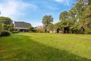 Op zowel +/- 300m van het dorp als op +/- 300m van de Halse bossen gelegen.<br />Ruim en mooi aangelegd perceel met de nodige privacy en rust. Deels, achteraan, nog bebost.<br /><br />Garage met oprit. In deze garage zijn nutsvoorzieningen aanwezig.<br /><br />INDELING GELIJKVLOERS<br />Inkomhal / traphal met apart gastentoilet en vestiairekast.<br />Bureel of slaapkamer met vaste kast.<br />Leefruimte (43 m²) waar veel licht binnenvalt en er aangrenzend nog een veranda is.<br />Ingerichte keuken met aangrenzend een ontbijthoek.<br />--> Vanuit leefruimte, keuken en ontbijthoek werd gezorgd dat er altijd zicht is op de mooie tuin.<br />Ingerichte wasplaats / berging met vaste kasten. Tevens staat hier ook het toestel voor de centrale verwarming.<br /><br />INDELING VERDIEPING<br />Overloop met toegang tot 3 ruime slaapkamers. <br />Badkamer met inloopdouche, ligbad en dubbele lavabo.<br />Verder is er nog een apart toilet en een berging.<br /><br /><br />BIJZONDERHEDEN<br />Kruipkelder onder de woning.<br />Elektrische installatie is conform.<br />Alarm + brandalarm met rookmelders aanwezig.<br />CV op gas (vernieuwd +/- 2016).<br />Rolluiken (elektrisch in leefruimte + verder manueel) en vliegenhorren aanwezig.<br />224 m² bruikbare vloeropp. volgens EPC. Deze kan nog uitgebreid worden aangezien de voorschriften toelaten om 17m diep te bouwen.<br />Stedenbouwkundige inlichtingen: in aanvraag.<br /><br /><br />POSITIEVE ASPECTEN<br />Rustige en groene ligging<br />Mooi aangelegd perceel<br />Verzorgde woning