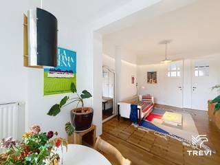 <p><strong>VORST – Ideaal gelegen aan de Alsembergsesteenweg, tussen het Albertplein en Hoogte Honderd, op een steenworp van het Dudenpark, talrijke winkels en het openbaar vervoer, 2-slaapkamerappartement van ±90m² bewoonbare oppervlakte gelegen op de 3e verdieping. Het appartement bestaat uit een inkomhal, een lichte woonkamer van ±24m² met toegang tot een aangenaam terras van ±5m², een aparte uitgeruste keuken (oven, kookplaat, dampkap, koelkast/vriezer, aansluiting voor vaatwasser), een slaapkamer van ±11,5m², een slaapkamer van ±14m² met een klein balkon van ±1,5m², een badkamer (bad, toilet, dubbele wastafel, aansluiting voor wasmachine). Provisie voor lasten van € 50/maand (koud water, gemeenschappelijke delen). EPC F. Beschikbaar vanaf 01/11/2026. Afmetingen worden ter indicatie gegeven.</strong></p>
<p><strong> </strong></p>
<p><u>Op de 3<sup>e</sup> verdieping:</u></p>
<ul>
<li>Inkomhal</li>
<li>Woonkamer van ±24m² (7,9 x 3) met toegang tot terras van ±5m²</li>
<li>Aparte uitgeruste keuken (oven, kookplaat, dampkap, koelkast/vriezer, aansluiting voor vaatwasser)</li>
<li>Slaapkamer van ±11,5m² (2,47 x 4,64)</li>
<li>Slaapkamer van ±14m² (3,1 x 4,5) met een klein balkon van ±1,5m²</li>
<li>Badkamer (bad, toilet, dubbele wastafel, aansluiting voor wasmachine)</li>
</ul>
<p> </p>
<p>Provisie voor lasten van € 50/maand (koud water, gemeenschappelijke delen)</p>