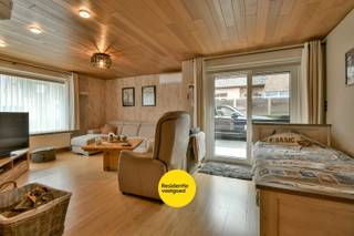 Welkom in de Korenbloemstraat 113A te Torhout, waar deze verzorgde halfopen bebouwing u een ideale combinatie biedt van rust en bereikbaarheid. De woning is gelegen in een landelijke omgeving, met een vlotte verbinding naar het centrum van Torhout, Baliebrugge en de autosnelweg. EPC label C, asbestveilig en een conforme elektrische installatie!(geen renovatieplicht)<br /><br />Interessante investeringsopportuniteit: bij aankoop blijven de huidige eigenaars voorlopig in de woning wonen als huurders, voor een af te spreken periode. Dit biedt u als koper een stabiele en zorgeloze huuropbrengst, met garantie op goed onderhoud van de woning. (huurprijs na aankoop op aanvraag)<br />Daarnaast is er een voorkooprecht voor de naastliggende woning, wat naar de toekomst uitbreidingsmogelijkheden of projectmogelijkheden biedt.<br /><br />Bij het binnenkomen wordt u verwelkomd in een ruime inkomhal die toegang biedt tot de lichtrijke leefruimte. De woon- en eetkamer genieten dankzij de grote raampartijen van een aangename lichtinval.<br />De praktische keuken is uitgerust en beschikt over voldoende werk- en bergruimte, ingebouwde toestellen en een aansluitende berging.<br />In de woning zijn er drie slaapkamers, met de mogelijkheid tot het creëren van een vierde kamer. Verder zijn er twee badkamers aanwezig, wat zorgt voor extra comfort.<br /><br />Buiten geniet u van een onderhoudsvriendelijke tuin waar het aangenaam vertoeven is. Daarnaast beschikt de woning over een ruime garage en een praktische werkplaats met overdekt terras — ideaal voor opslag, hobby of ontspanning.