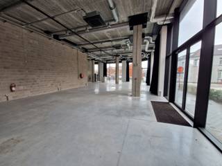 Gemengde ontwikkeling voor winkels, woningen en vrije tijd.Grote zichtbaarheid, op de hoek van de Dermondestraat en de Kattestraat, in het centrum...